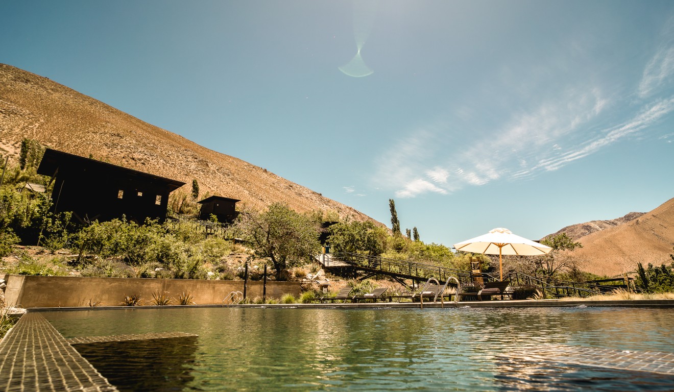 El hotel, entre montañas