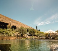 El hotel, entre montañas