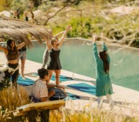 Yoga junto a la piscina