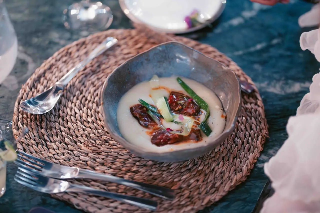 Plato de fondo sobre puré en Juana's