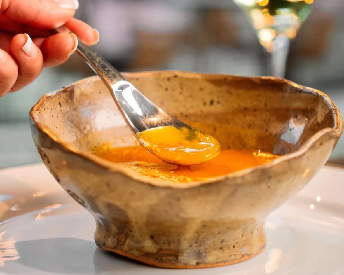 Crema servida en cerámica artesanal