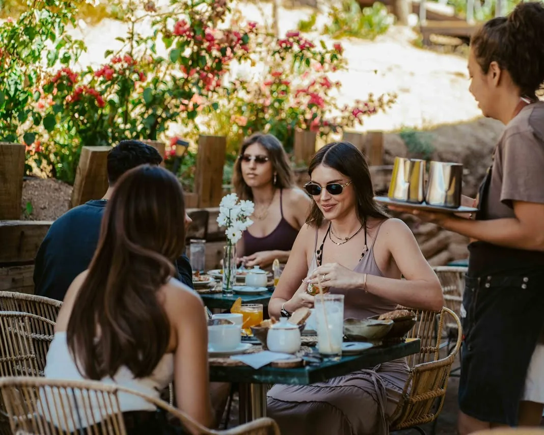Huéspedes desayunando en la terraza