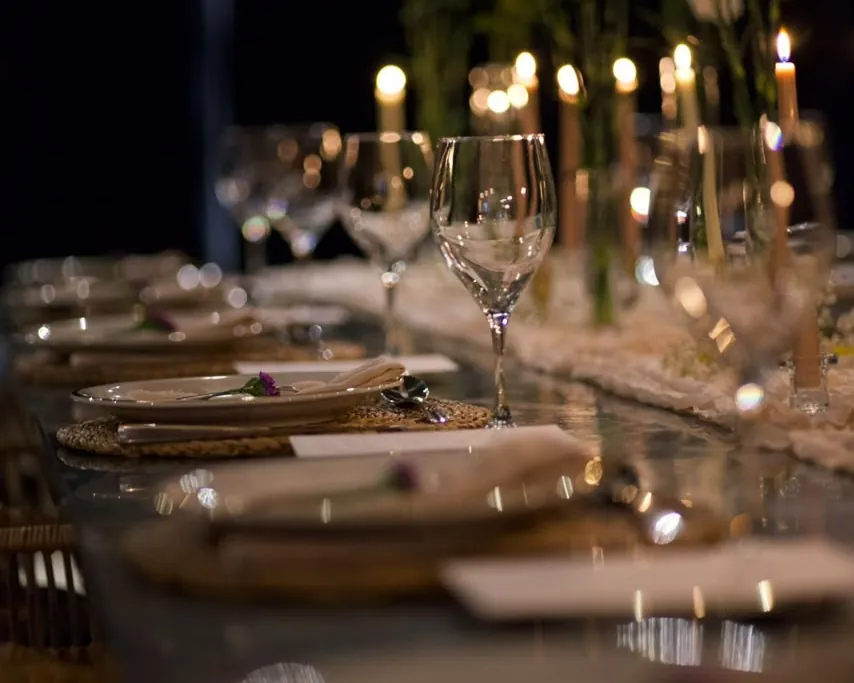 Mesa larga iluminada con velas