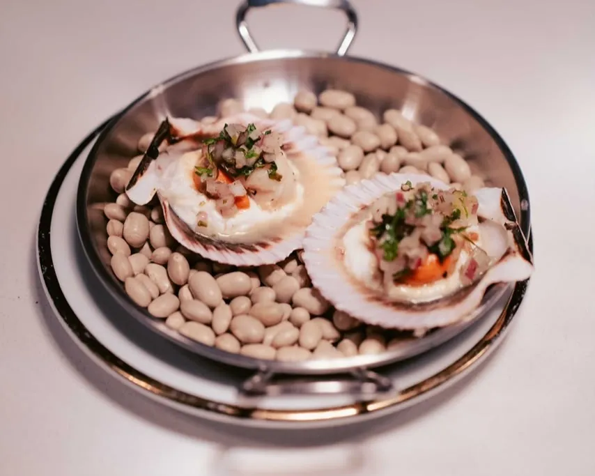 Ostiones sobre porotos